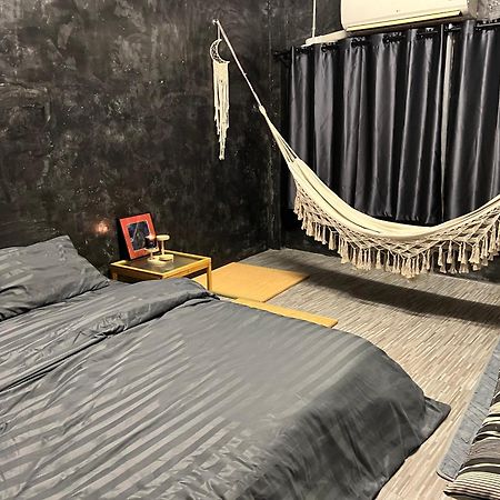 Stay Strays Hostel Бангкок Экстерьер фото