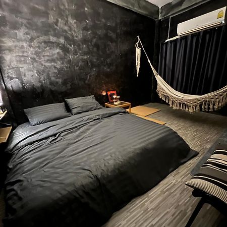Stay Strays Hostel Бангкок Экстерьер фото
