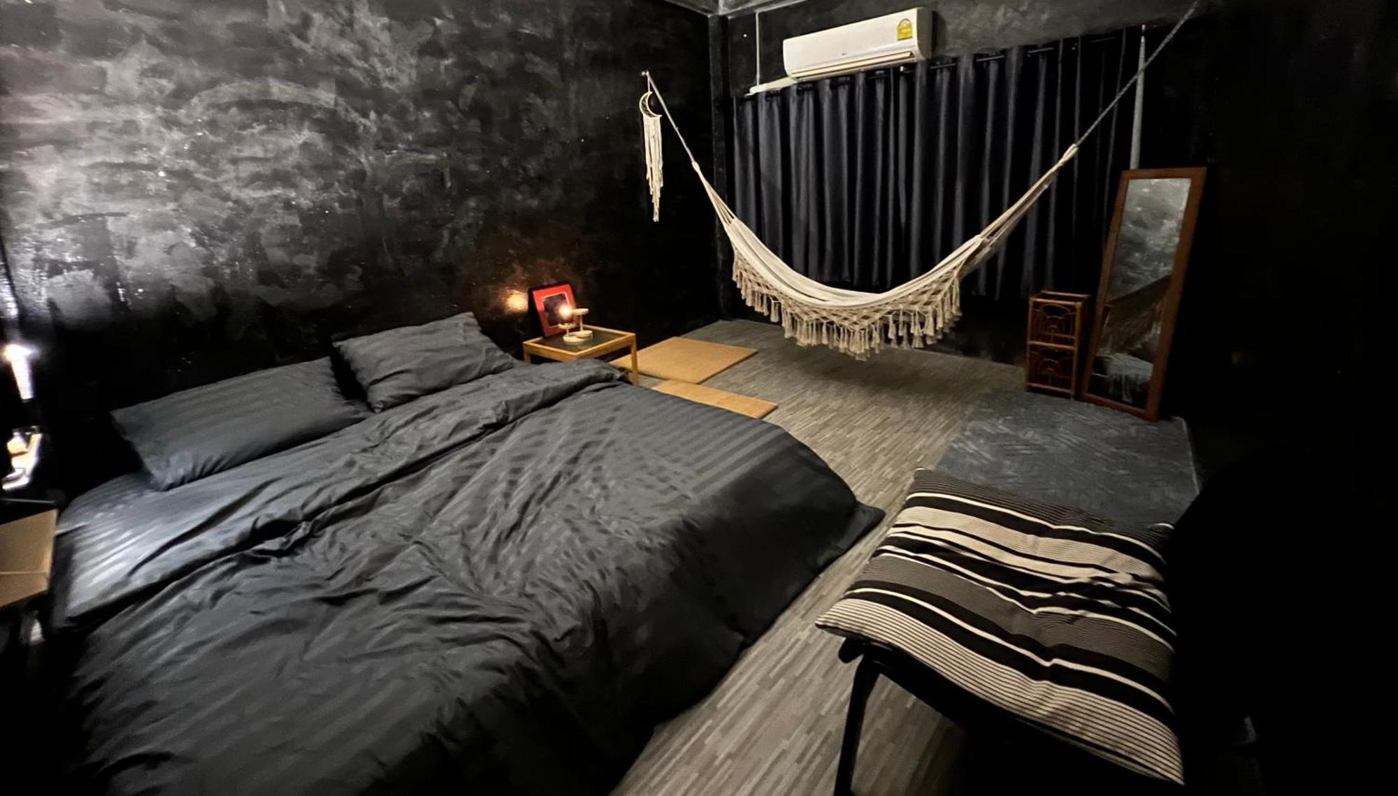 Stay Strays Hostel Бангкок Экстерьер фото