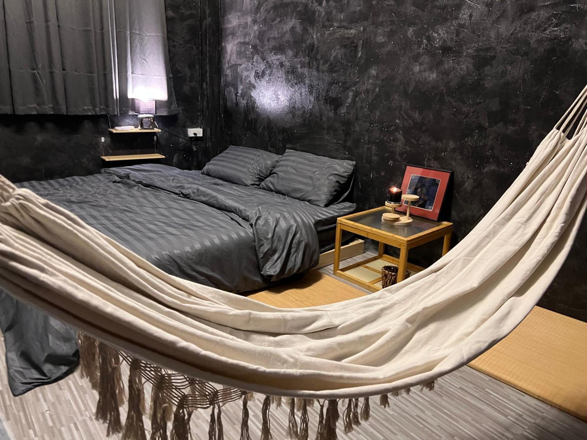 Stay Strays Hostel Бангкок Экстерьер фото