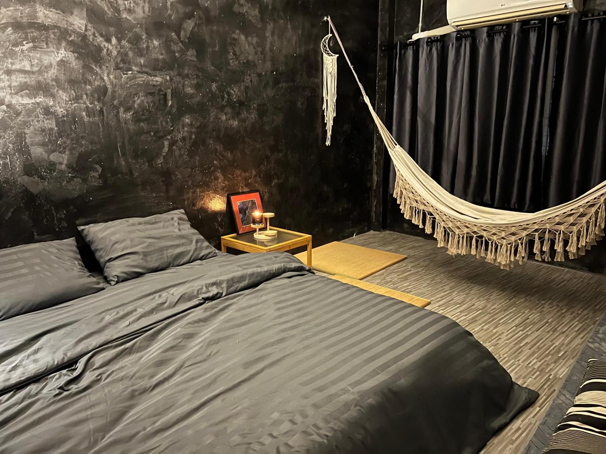 Stay Strays Hostel Бангкок Экстерьер фото