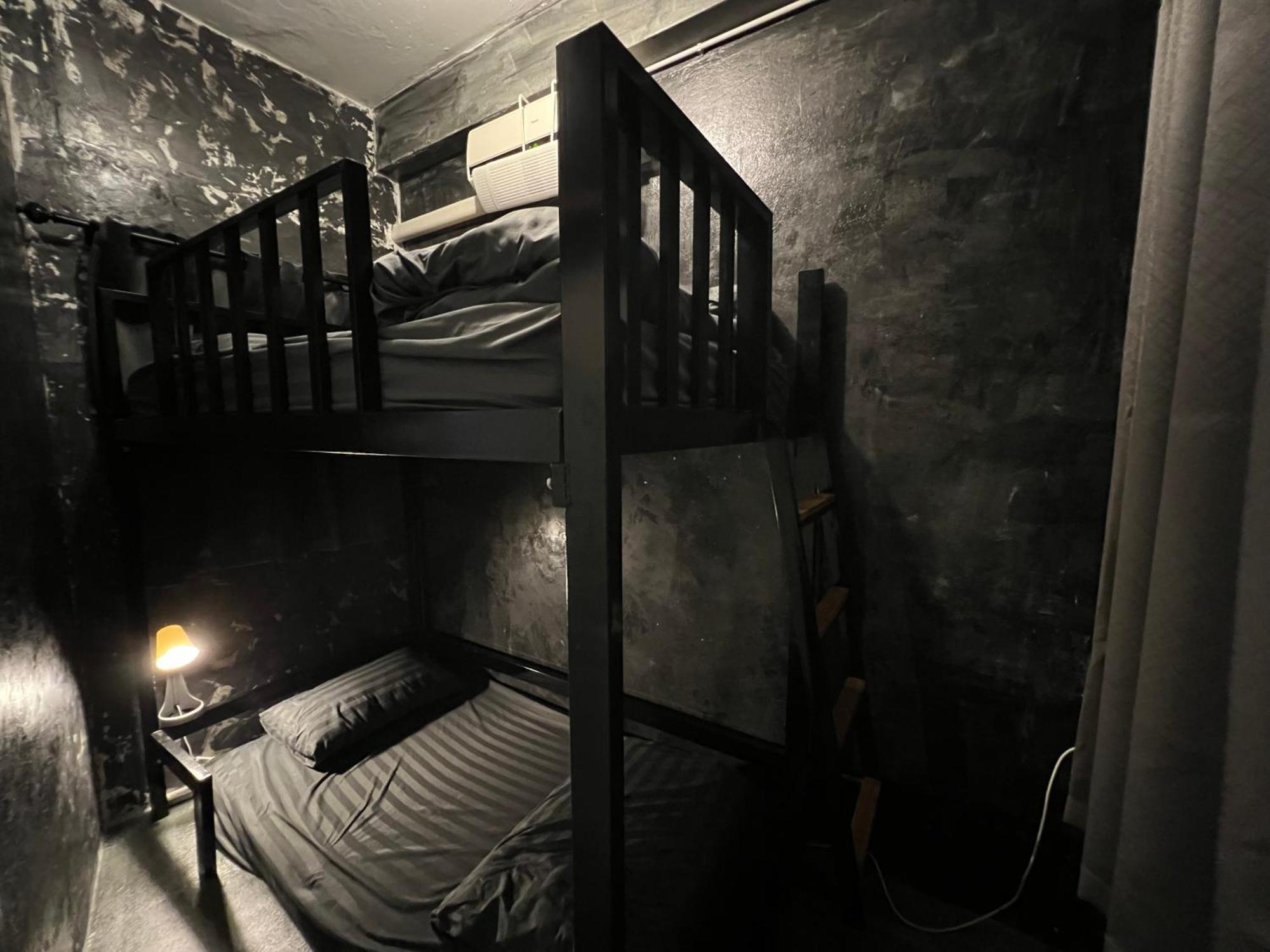 Stay Strays Hostel Бангкок Экстерьер фото
