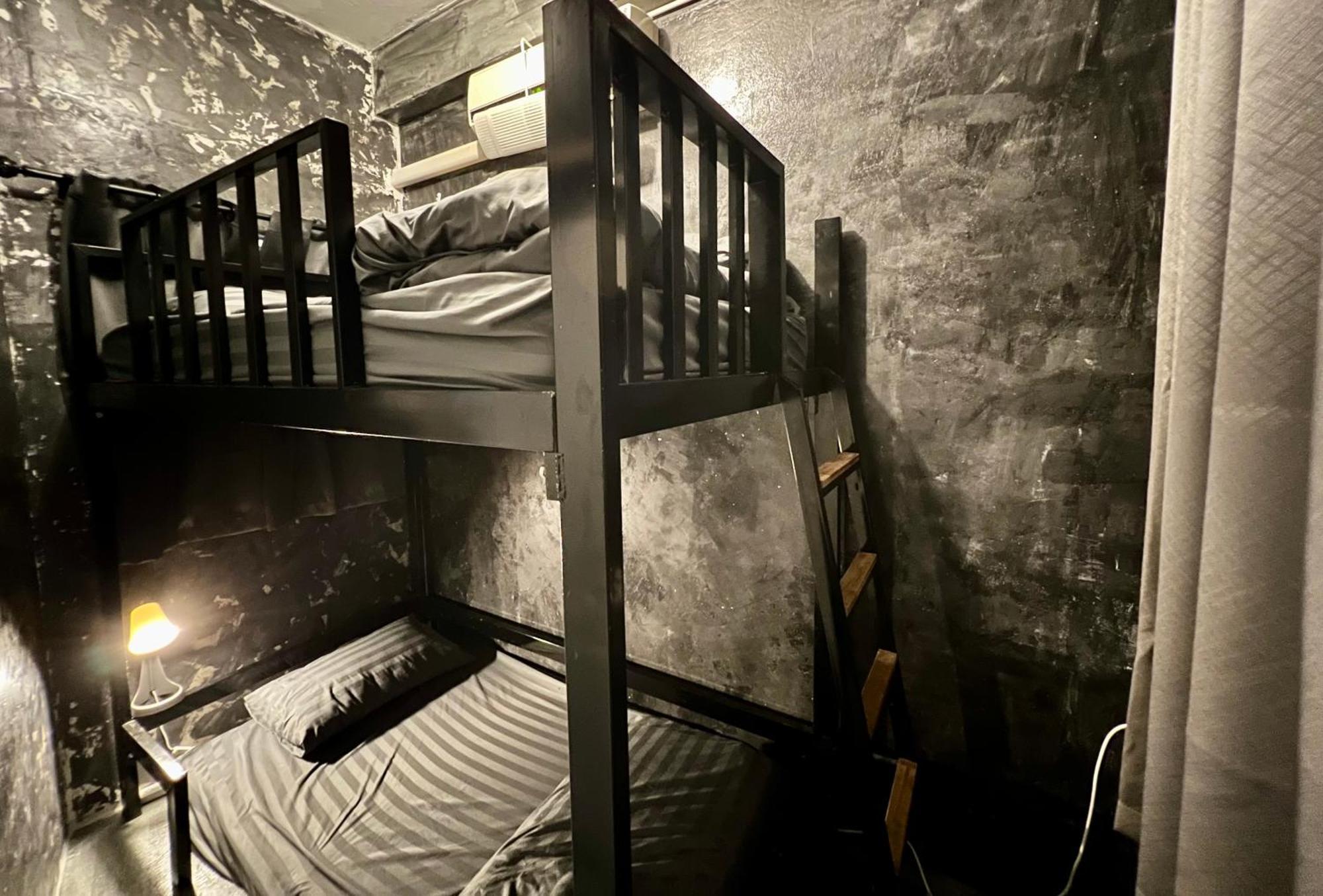 Stay Strays Hostel Бангкок Экстерьер фото