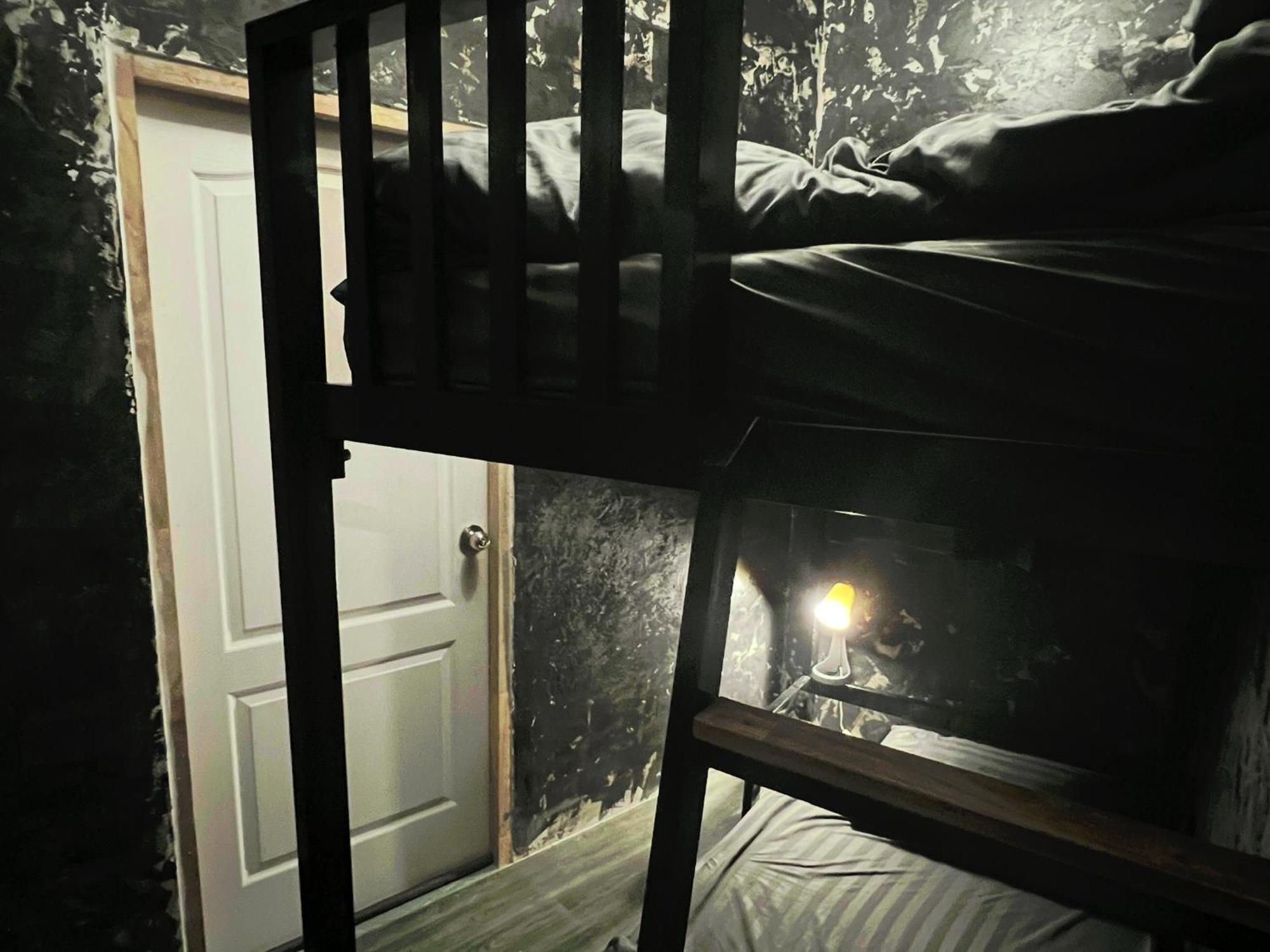 Stay Strays Hostel Бангкок Экстерьер фото