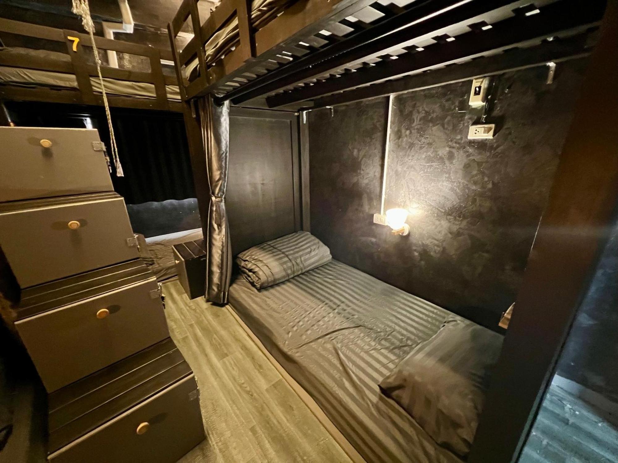 Stay Strays Hostel Бангкок Экстерьер фото