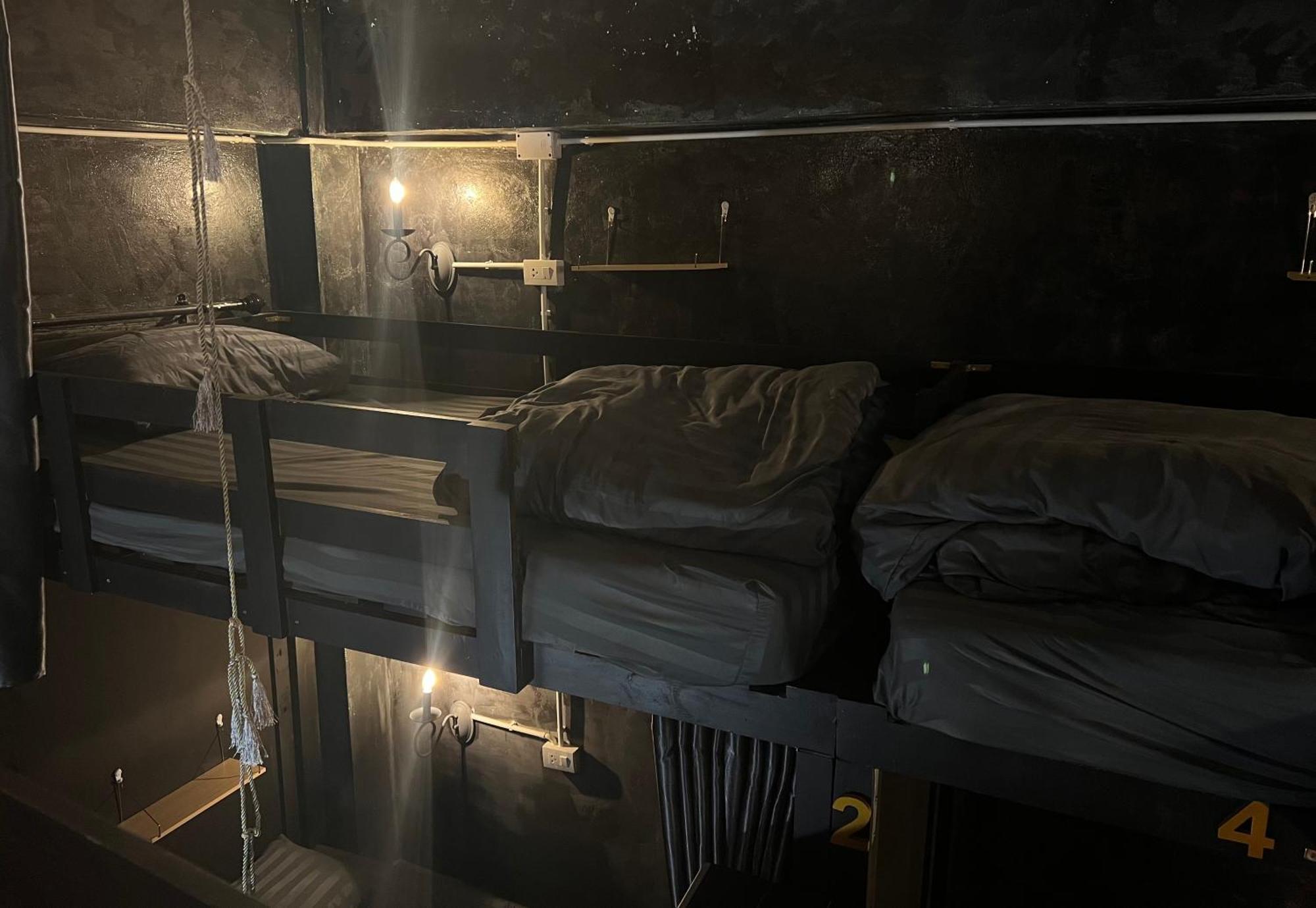 Stay Strays Hostel Бангкок Экстерьер фото