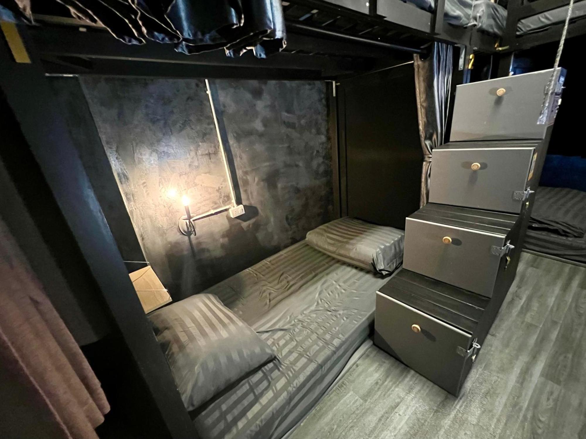Stay Strays Hostel Бангкок Экстерьер фото