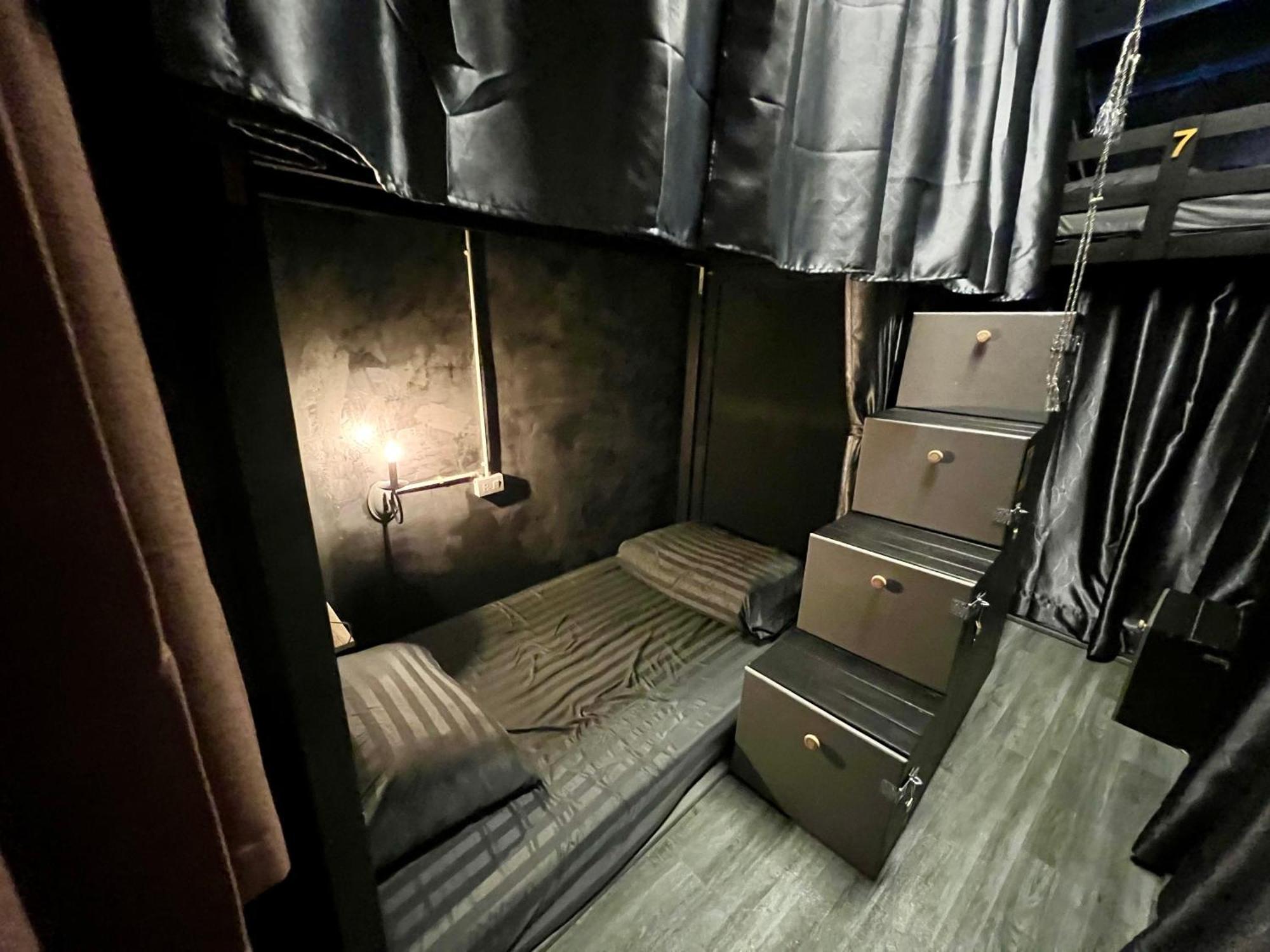 Stay Strays Hostel Бангкок Экстерьер фото
