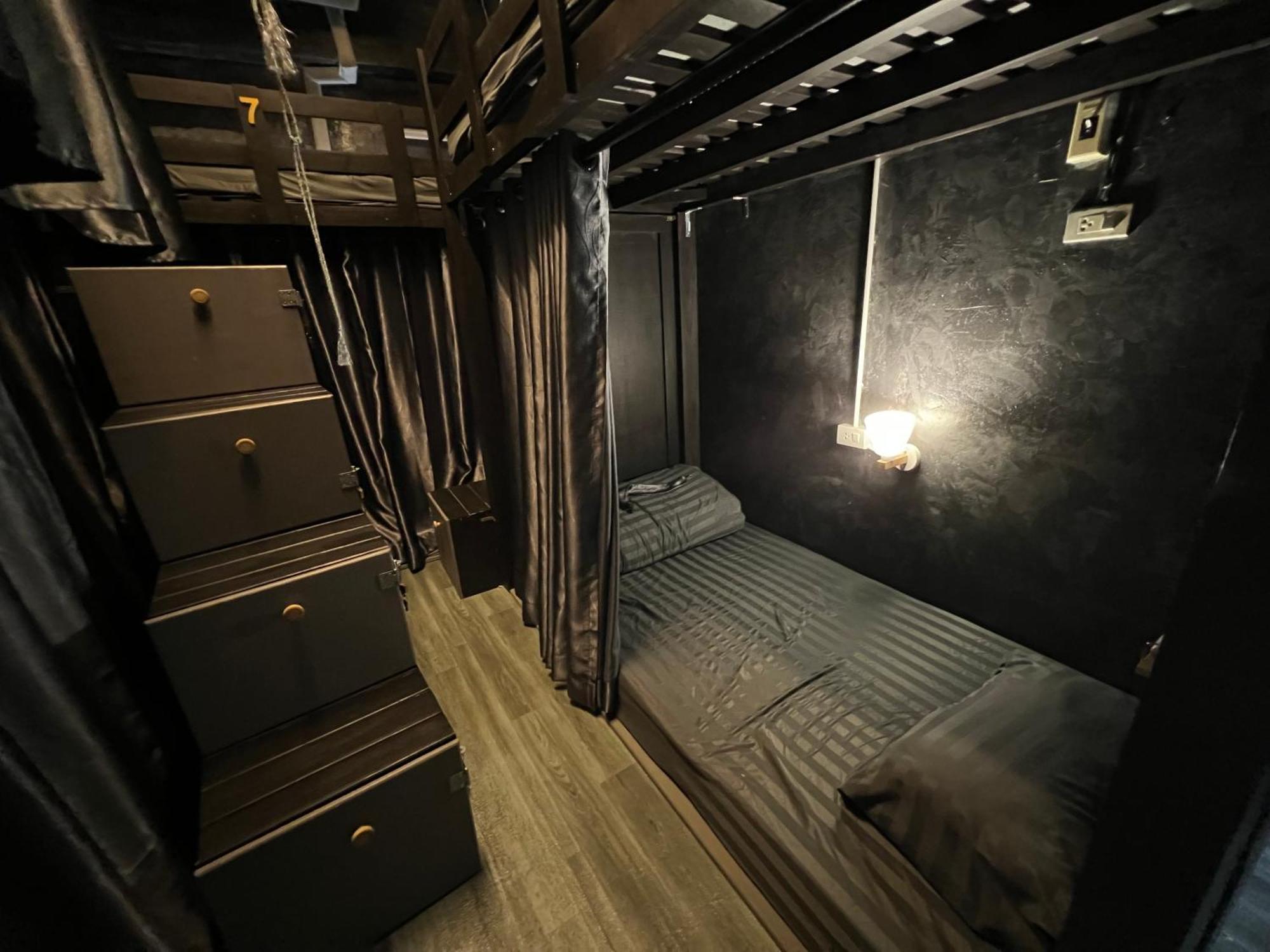 Stay Strays Hostel Бангкок Экстерьер фото