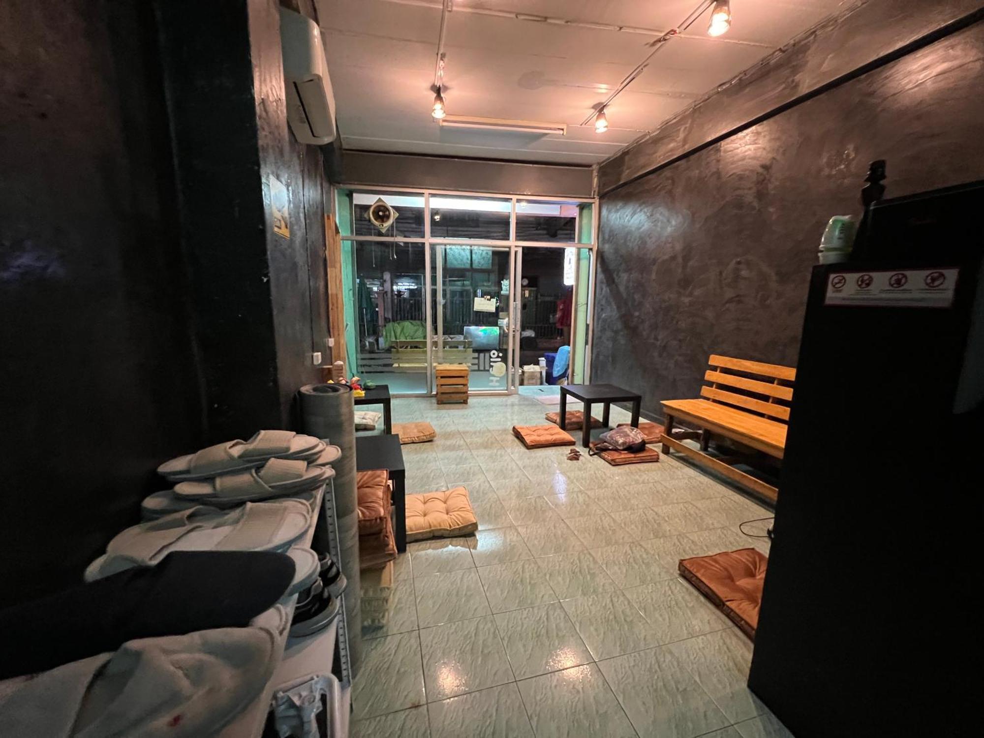 Stay Strays Hostel Бангкок Экстерьер фото