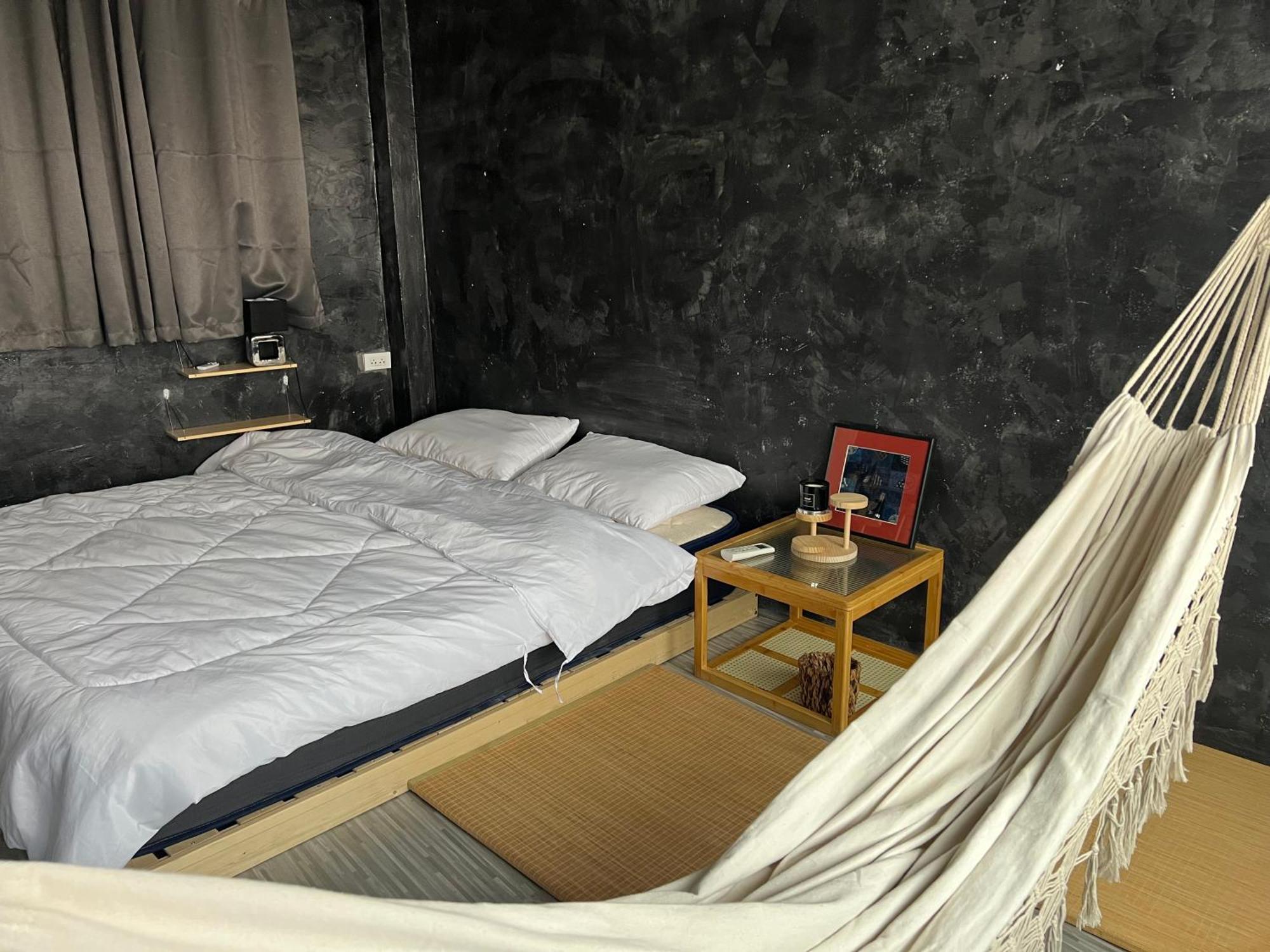 Stay Strays Hostel Бангкок Экстерьер фото