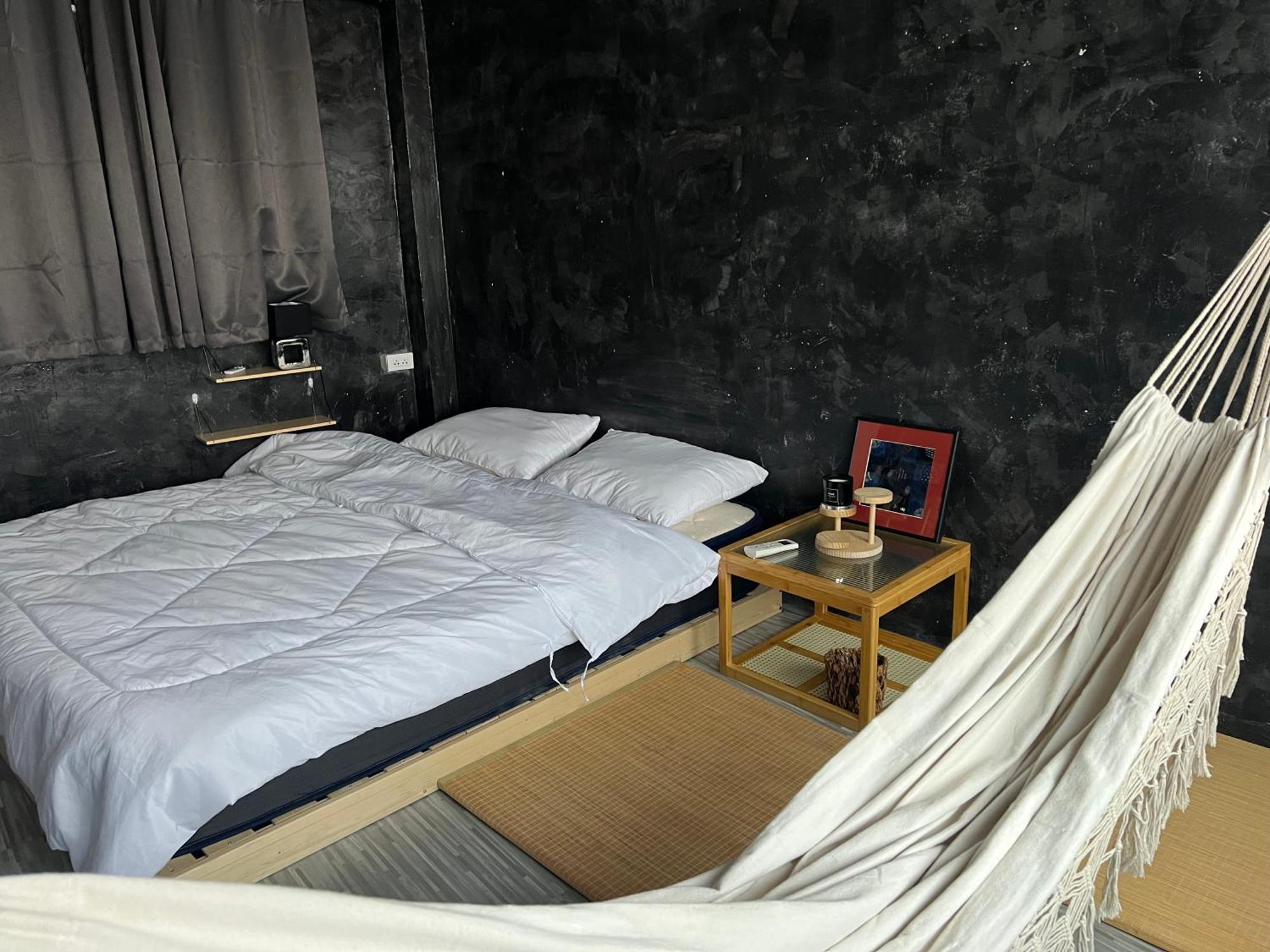 Stay Strays Hostel Бангкок Экстерьер фото