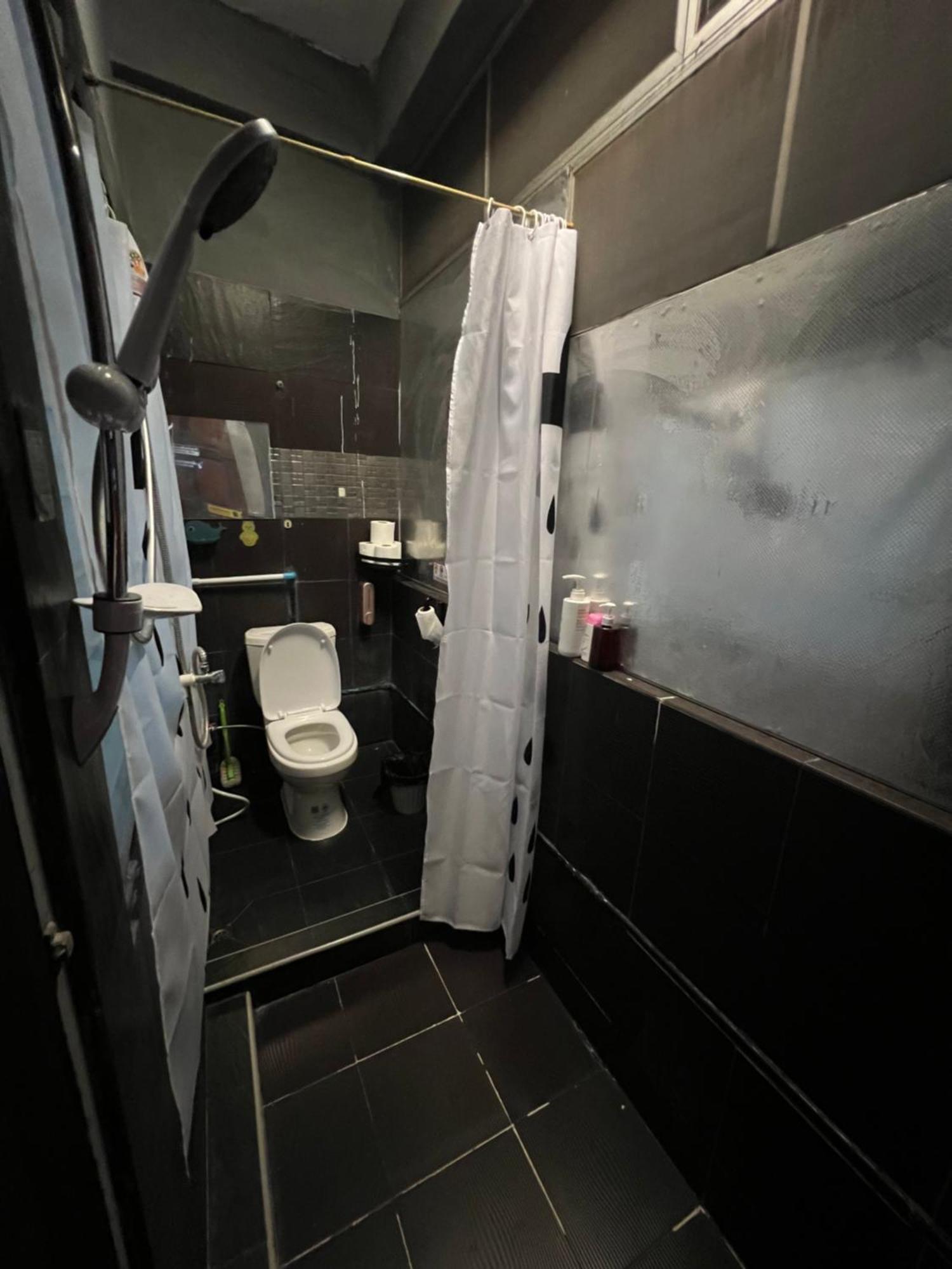 Stay Strays Hostel Бангкок Экстерьер фото