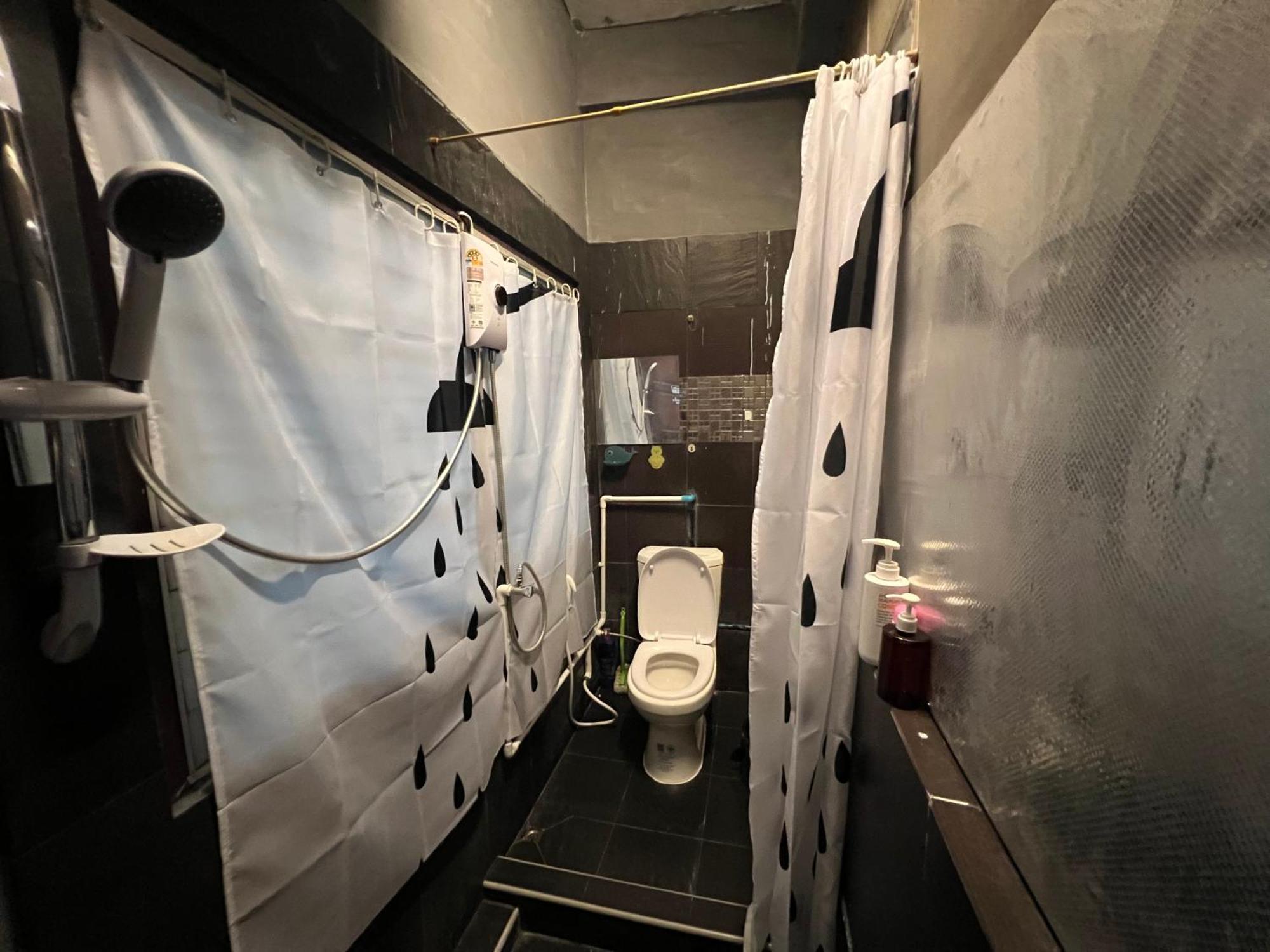 Stay Strays Hostel Бангкок Экстерьер фото
