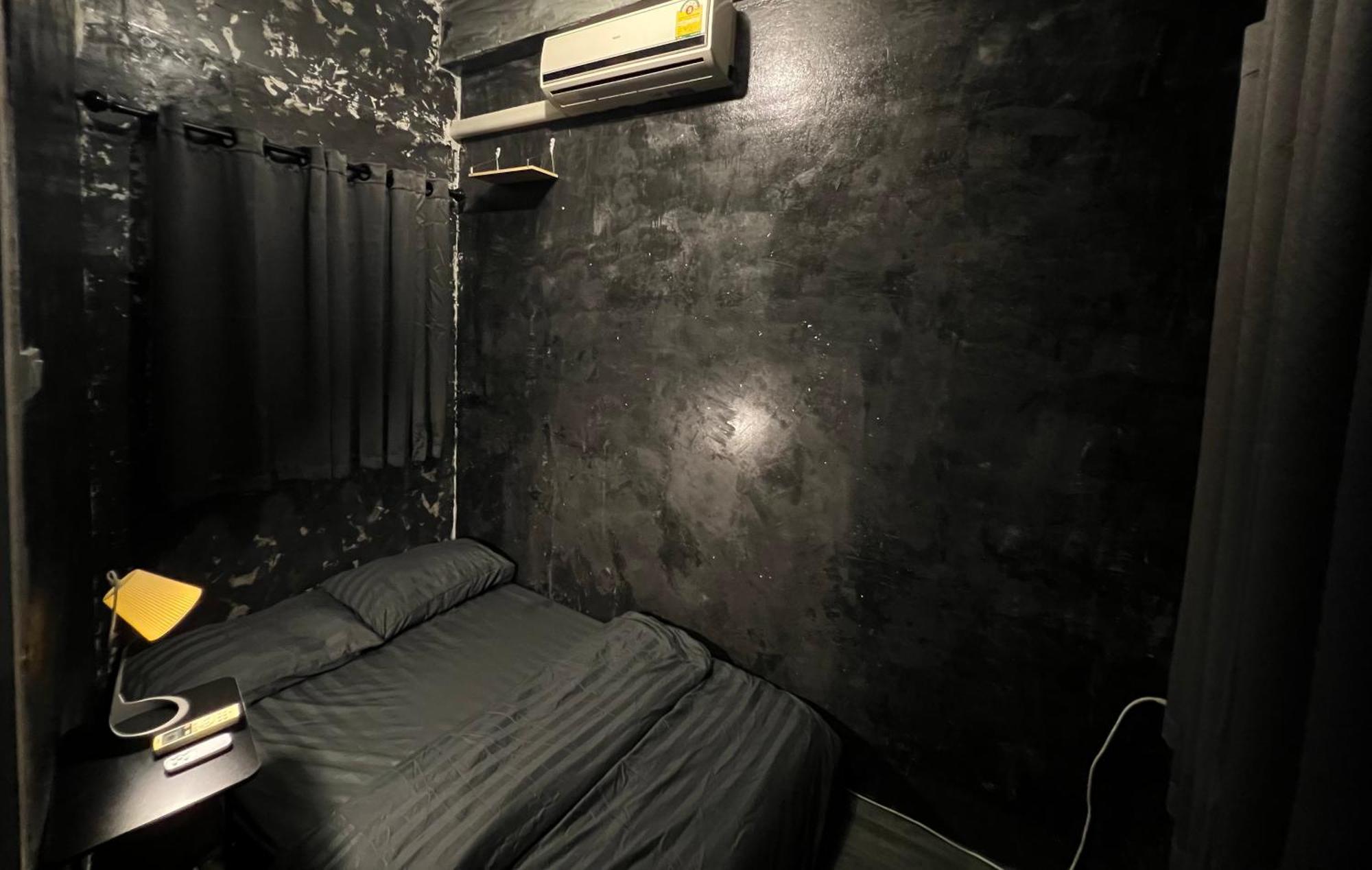Stay Strays Hostel Бангкок Экстерьер фото